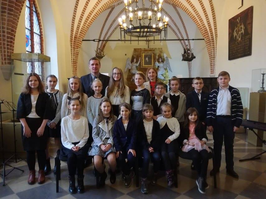 Uczniowie i&nbsp;wychowawcy szkoły muzycznej w&nbsp;Sławnie podczas koncertu noworocznego