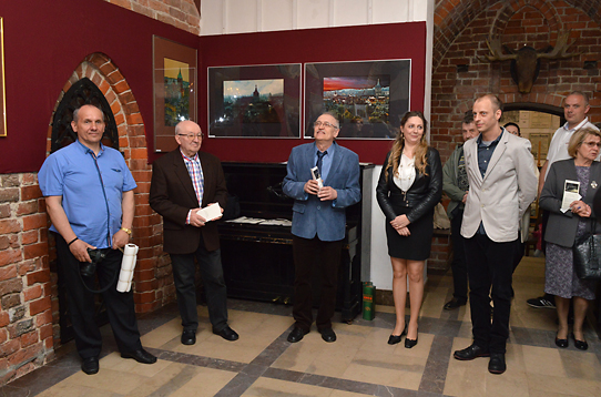 Zdjęcia z&nbsp;otwarcia wystawy fotograficznej "Codzienne - niecodzienne"