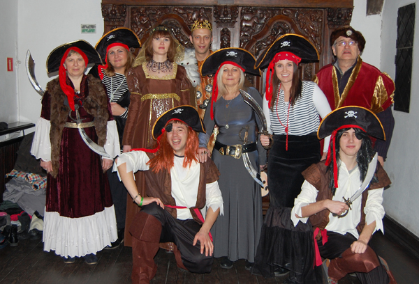 Zdjęcie załogi zamkowej podczas Pirackiego Balu u&nbsp;Króla Eryka