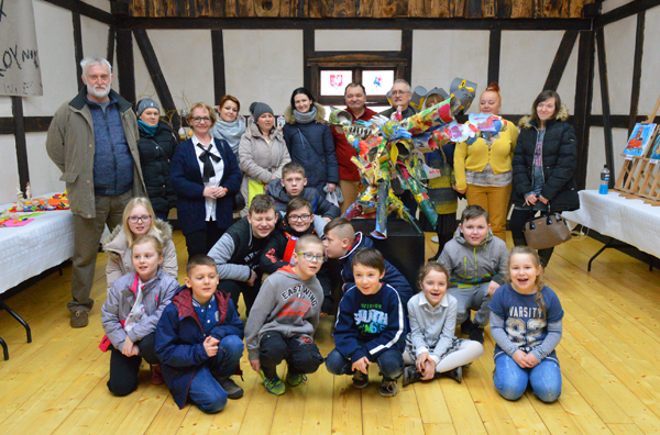 Uczestnicy, instruktorzy i&nbsp;goście podczas zakończenia ferii