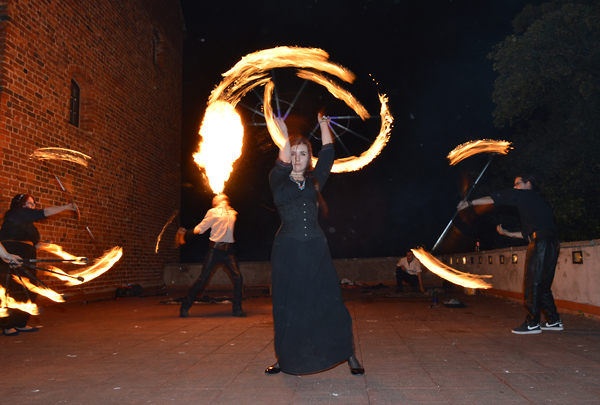 Zdjęcie z&nbsp;pokazu ognia podczas Nocy Muzeum z&nbsp;Królem Erykiem