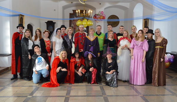 "Pracownicy i&nbsp;wolontariusze podczas "Zaczarowanego Balu u&nbsp;Króla Eryka"