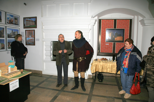 Zdjęcie z&nbsp;otwarcia wystawy fotograficznej poświęconej zamkom w&nbsp;woj. zachodniopomorskim. Zdjęcie wykonał Jarosław Struś.