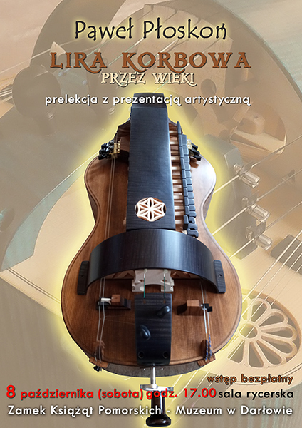 Subtelny wieczór w&nbsp;średniowiecznej sali rycerskiej, pełen historii o&nbsp;magicznym instrumencie, z&nbsp;dźwiękami dawnych czasów… Wraz z&nbsp;Etnoprojekt mamy przyjemność zaprosić Państwa na spotkanie z&nbsp;wybitnym wirtuozem liry korbowej Pawłem Płoskoniem pn. „Lira korbowa poprzez wieki – prelekcja z&nbsp;prezentacją artystyczną” Paweł Płoskoń jest kompozytorem, absolwentem Akademii Muzycznej im. Karola Szymanowskiego w&nbsp;Katowicach. Jest również pierwszym w&nbsp;Polsce nauczycielem akademickim liry korbowej – wykłada na swojej Alma Mater. Pasjonat niecodziennych gatunków muzyki – ludowej i&nbsp;liturgicznej. W&nbsp;granej przez siebie muzyce sięga do całego spektrum repertuaru na lirę korbową – muzyki ludowej, barokowej, liturgicznej oraz współczesnej, poszerzając go również o&nbsp;własne kompozycje. Zapraszamy dnia 8 października br. o&nbsp;godz. 17.00 do Zamku Książąt Pomorskich – Muzeum w&nbsp;Darłowie wstęp bezpłatny Wydarzenie pod patronatem starosty sławieńskiego Wojciecha Wiśniowskiego i&nbsp;odbędzie się w&nbsp;ramach trwających na zamku 