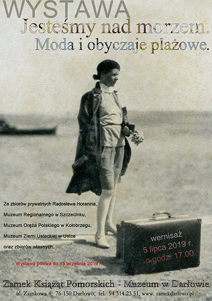 Zamek Książąt Pomorskich - Muzeum w&nbsp;Darłowie serdecznie zaprasza na wernisaż  Jesteśmy nad morzem. Moda i&nbsp;obyczaje plażowe  Na wystawie zaprezentujemy modę charakterystyczną dla XIX i&nbsp;pierwszej poł. XX wieku. Uzupełnieniem staną się przedmioty codziennego użytku takie jak wanny domowe, porcelana, walizki, aparaty fotograficzne oraz pocztówki z&nbsp;widokami miasta i&nbsp;plaży.  Otwarcie wystawy odbędzie się dnia 5 lipca br. o&nbsp;godz. 17.00.  Wstęp bezpłatny.